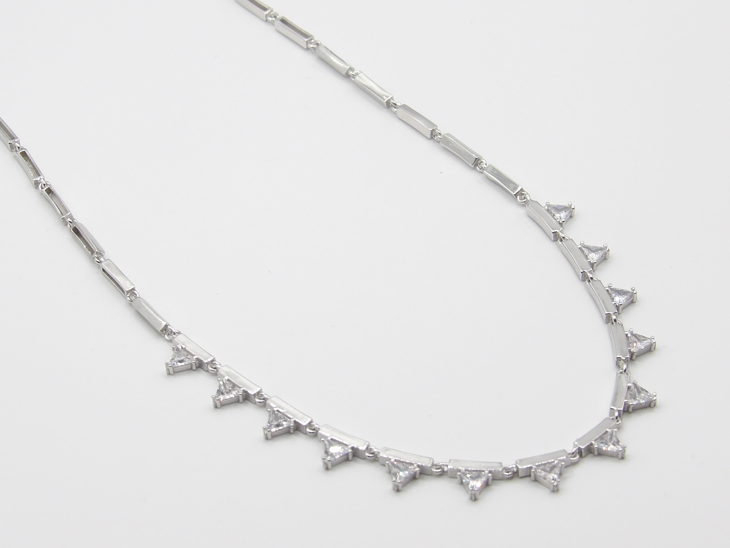 TRIANGLE SPARKLE NECKLACE